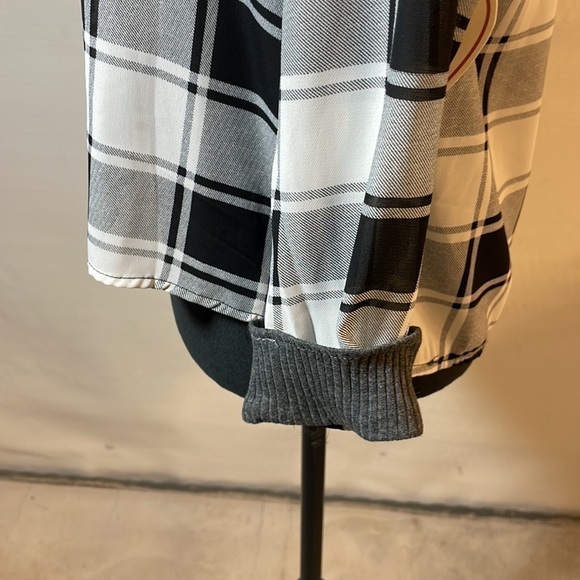 Rue21 black and white blouse size M NWT - Picture 6 of 11